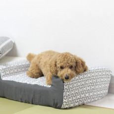 100均の商品で作れちゃう！小型犬におすすめ「あご乗せ付きソファ」をDIY