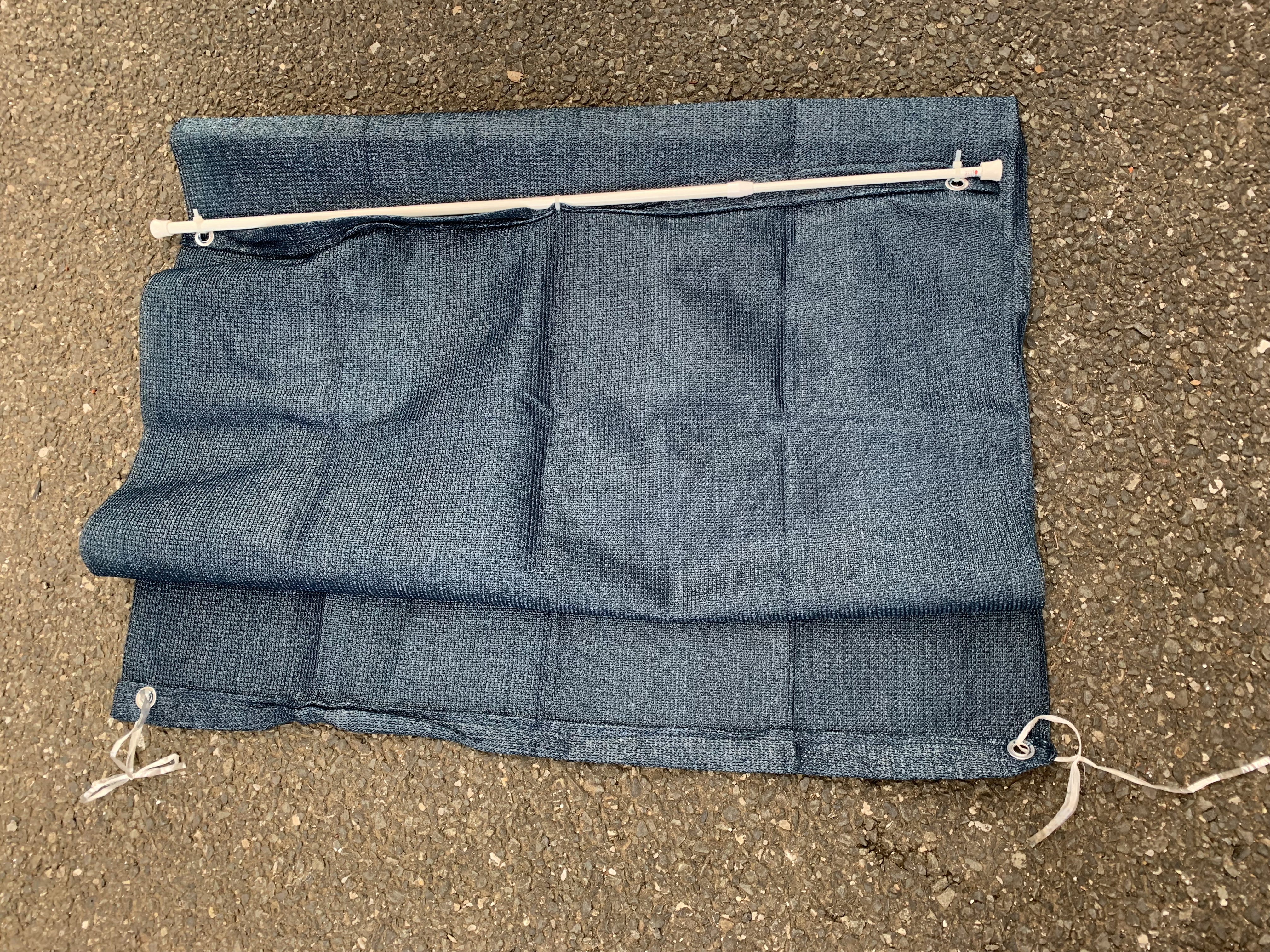 夏の日差しをカット！100均で簡単DIY「わんちゃん用シェード」の作り方