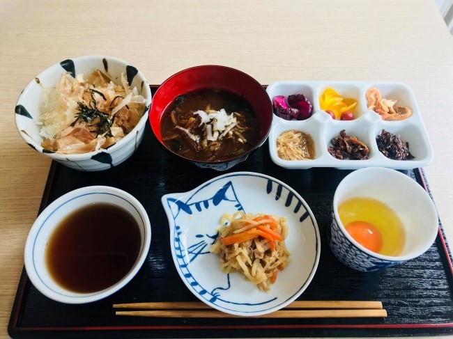 選べる「ねこまんま定食」が人気!保護猫カフェが運営する『さび食堂』がオープン