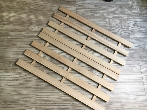 暑い季節に備えよう!100均の材料で小型犬用「スノコベッド」をDIY