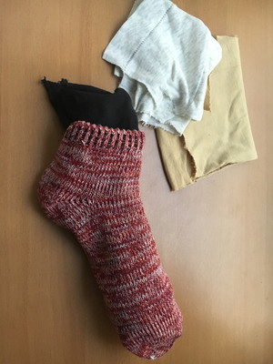 100均グッズ＆飼い主さんの古着を活かそう！「小型犬のおもちゃ」簡単DIY