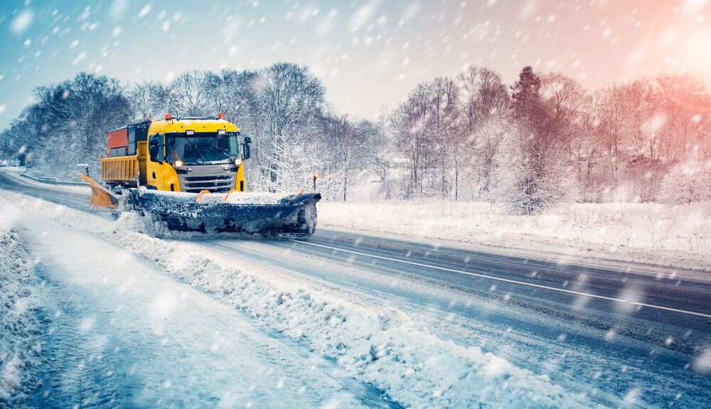 雪で路面が凍結している写真